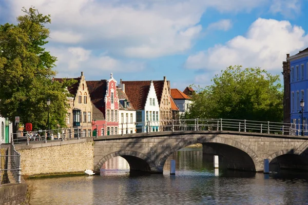 Casas flamengas e ponte sobre o canal em Brugge, Bélgica — Fotografia de Stock