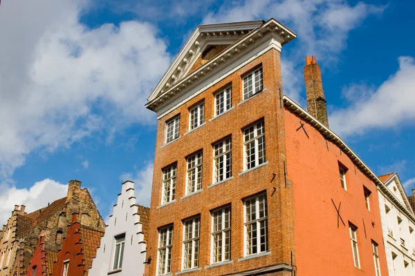 Fachada de casas flamengas e canal em Brugge — Fotografia de Stock