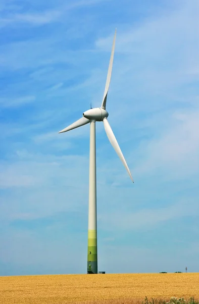 Weizenfeld und Windräder zur Stromerzeugung — Stockfoto