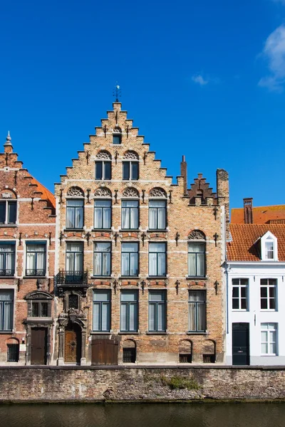 Fachada de casas flamengas e canal em Brugge — Fotografia de Stock