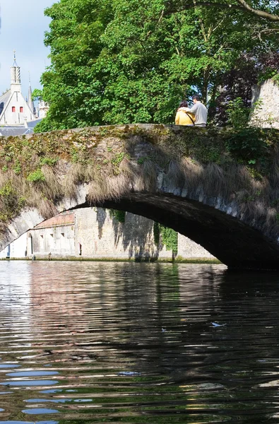 Puente medieval sobre el canal en Brujas, Bélgica — Foto de Stock
