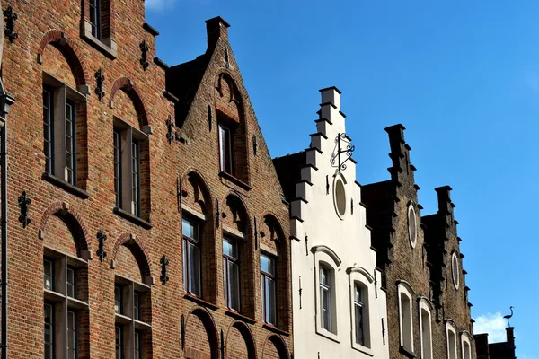 Fachada de casas flamengas em Brugge, Bélgica — Fotografia de Stock