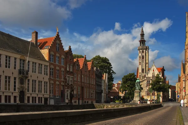 Fachada de casas flamengas e canal em Brugge — Fotografia de Stock