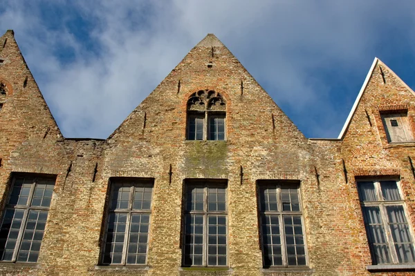 Fachada de casas flamengas em Brugge, Bélgica — Fotografia de Stock