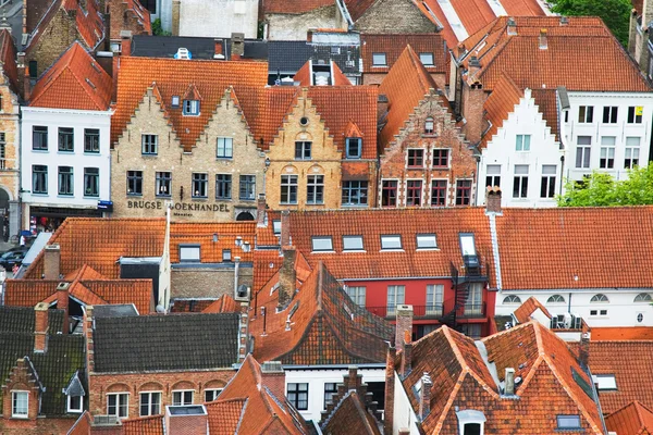 Telhados de casas flamengas em Brugge, Bélgica — Fotografia de Stock