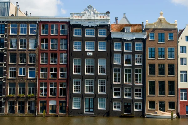 Gevel van huizen in amsterdam — Stockfoto