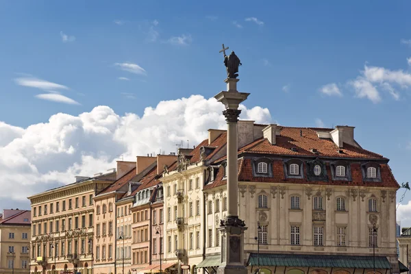 Bezienswaardigheden van Polen. de oude binnenstad van Warschau met schaduw van Koninklijk kasteel. — Stockfoto