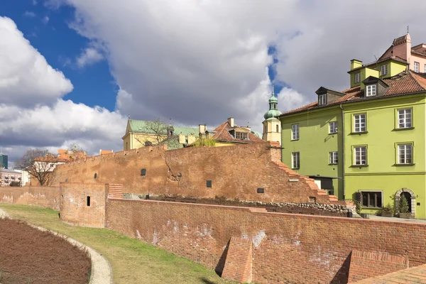 Sights of Poland. Warsaw Old Town with old fortification. — Stock Photo, Image