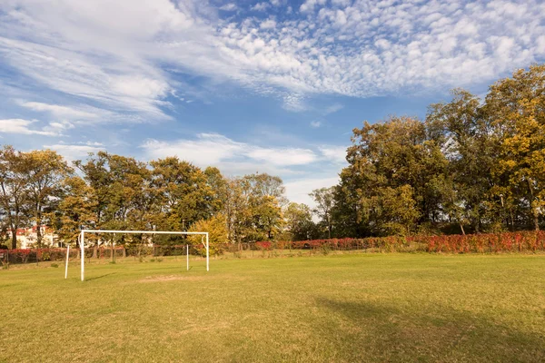 Podzimní sportovní hřiště. — Stock fotografie