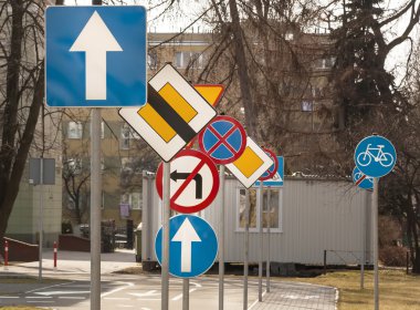 bir sürü yol işaretleri.