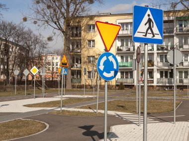 bir sürü yol işaretleri.