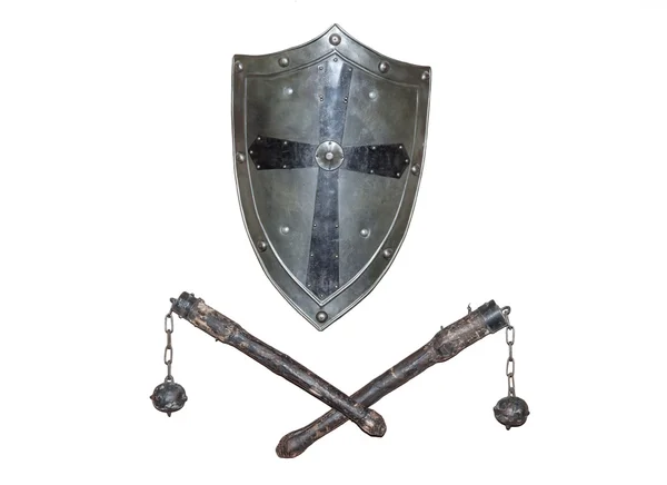 Geïsoleerde middeleeuwse wapen - dorsvlegel en schild — Stockfoto