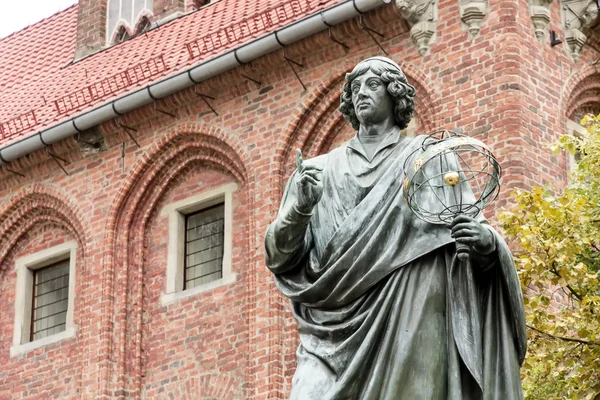 Monument av copernicus mot rådhuset i torun. hem stad av copernicus. — Stockfoto