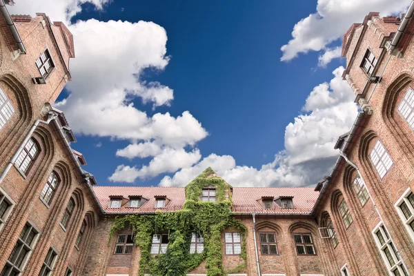 Visites de Pologne. Hôtel de ville de Torun sur la liste du patrimoine mondial. Torun - lieu de naissance Nicolaus Copernicus — Photo