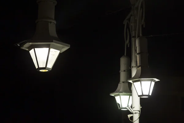 Stare stylowe lampy uliczne. — Zdjęcie stockowe