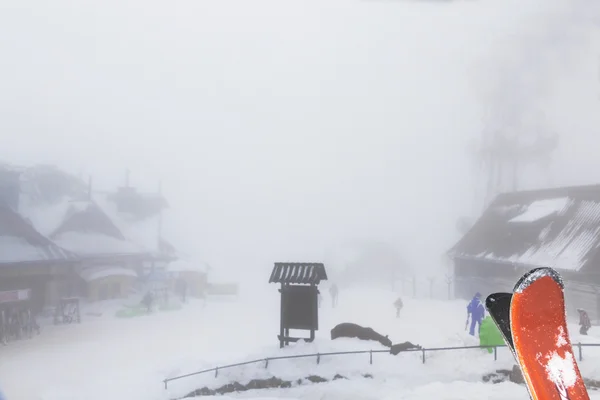 在波兰语山的滑雪站。橙色滑雪板. — 图库照片