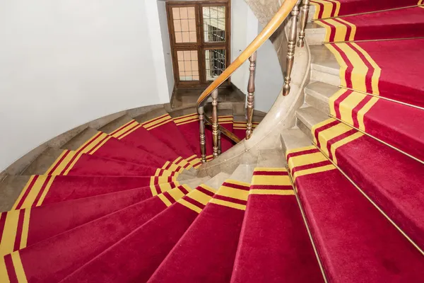 Červený koberec. schodiště v polské paláci. královský hrad ve Varšavě. — Stock fotografie
