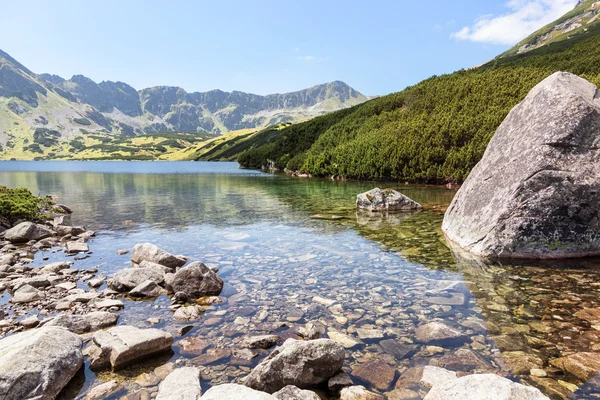 High mountain in Poland. National Park - Tatras. Ecological reserve. Mountain lake. — Stock Photo, Image