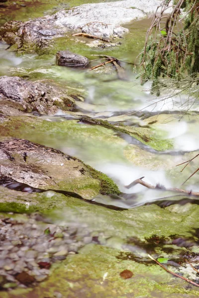 Vodopády v hoře v Polsku. Národní park - Tatry. ekologická rezerva. — Stock fotografie