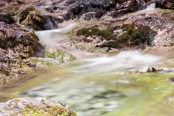 Vodopády v hoře v Polsku. Národní park - Tatry. ekologická rezerva. — Stock fotografie