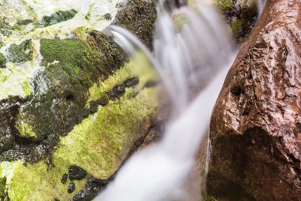 Vodopády v hoře v Polsku. Národní park - Tatry. ekologická rezerva. — Stock fotografie