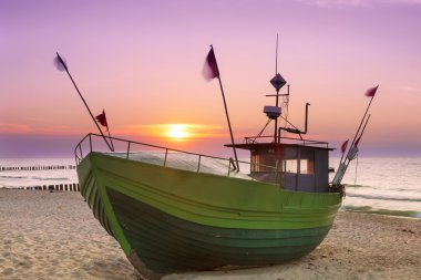 Polonya görülecek. Baltık Denizi gün batımında balıkçı tekneleri ile.