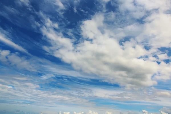 Sfondo naturale, cielo azzurro nuvoloso . — Foto Stock