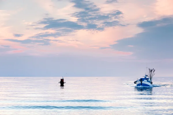 波兰的景点。夕阳在波罗的海与渔船. — 图库照片