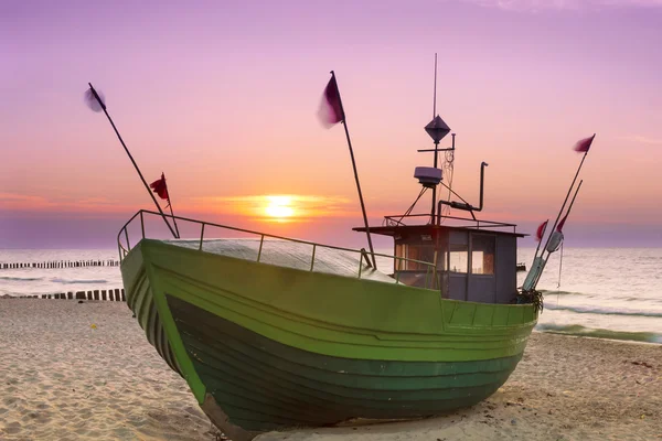 Polonya görülecek. Baltık Denizi gün batımında balıkçı tekneleri ile.