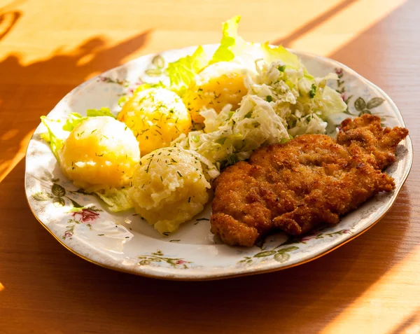 Ужин - нарезать, патато и овощи на белой тарелке . — стоковое фото