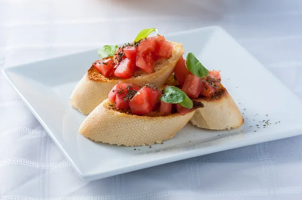 Leckere Bruschetta auf dem Teller - Archivbild — Stockfoto