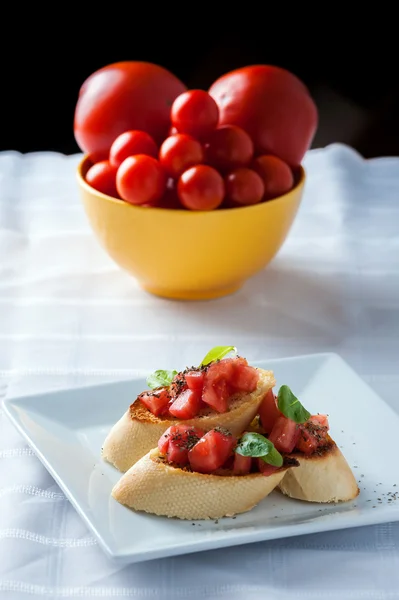 Leckere Bruschetta auf dem Teller - Archivbild — Stockfoto