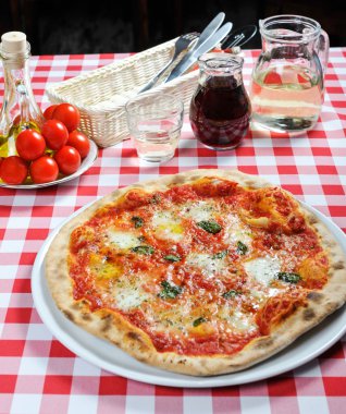 Pizza ve diğer katkı maddeleri-domates sosu