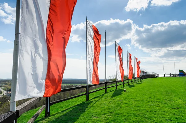 Hügel und Himmel mit Wolken und polnischer Flagge — Stockfoto