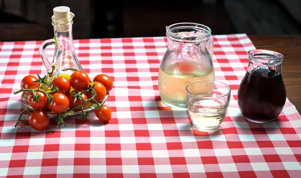 Aceite de oliva, tomates y vino - aderezos de pizza —  Fotos de Stock