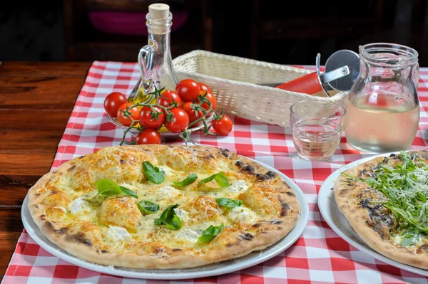 Пицца с четырьмя видами сыра — стоковое фото