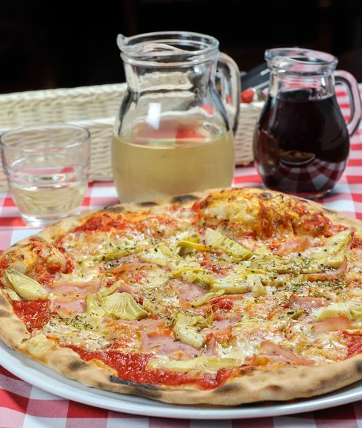 Pizza con jamón, aceitunas y otros aditivos —  Fotos de Stock