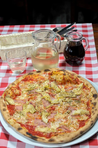 ハム、オリーブおよび他の添加剤のピザ — ストック写真