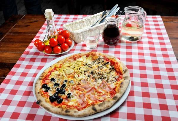 Pizza z szynką, oliwki i inne dodatki — Zdjęcie stockowe
