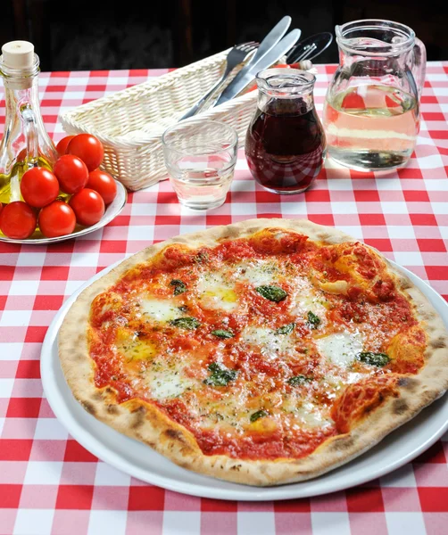 ピザや他の添加物-トマトソース — ストック写真