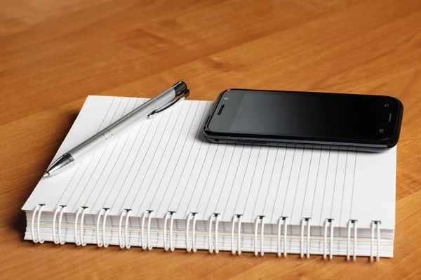 Gelenek ve modernlik defter ve smartphone — Stok fotoğraf