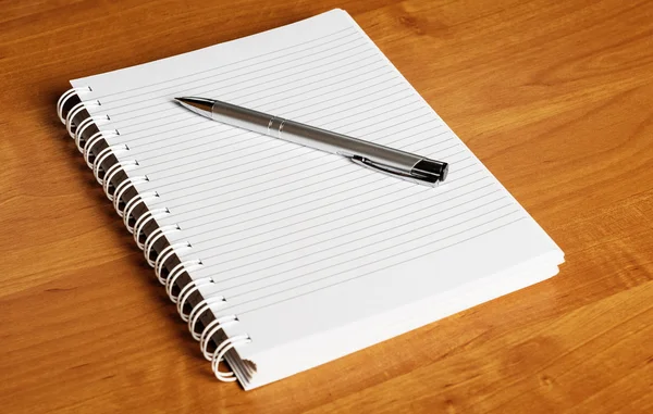 Notebokok och penna på skrivbord — Stockfoto