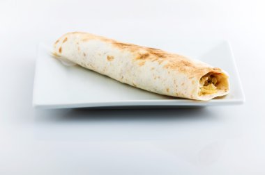 tortilla beyaz plaka üzerinde