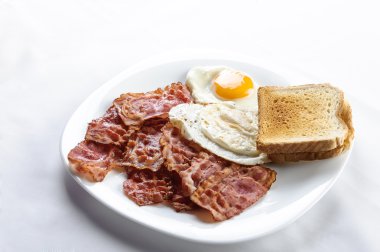 yumurta ve pastırma ile tost