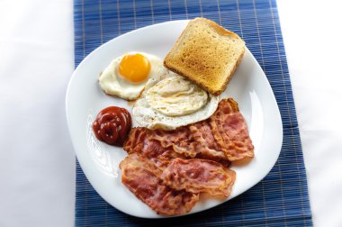 yumurta ve pastırma ile tost