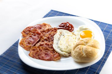 yumurta ve pastırma ile tost