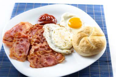 yumurta ve pastırma ile tost