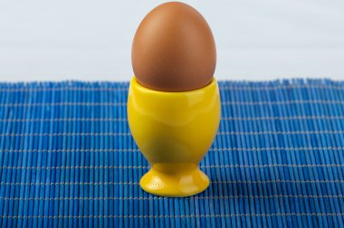 mavi zemin üzerine sarı yumurtalık