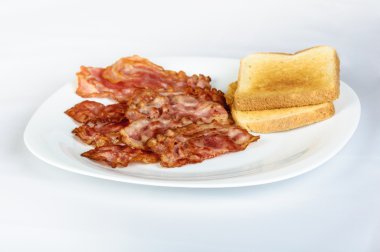 pastırma yumuşak beyaz ekmek, beyaz plaka üzerinde rulo