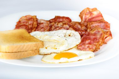yumurta ve pastırma ile tost